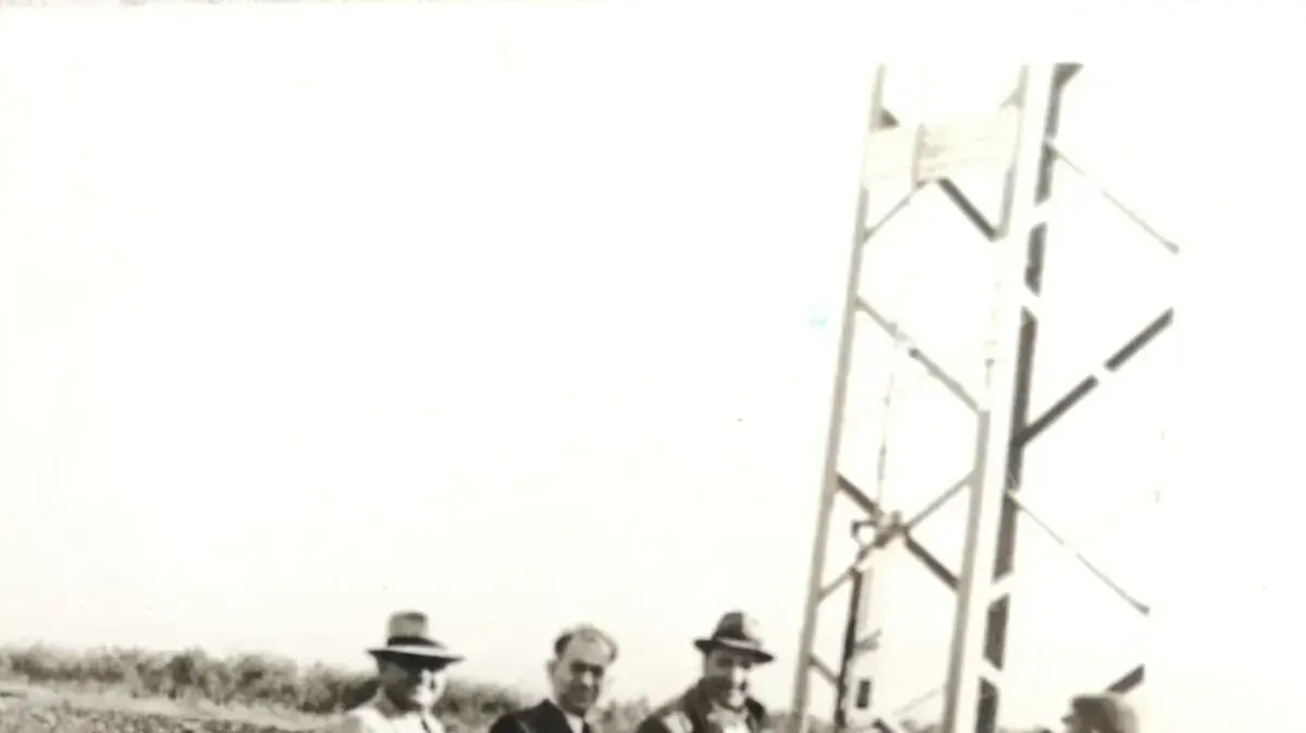 עובדי חברת החשמל מעמידים את העמוד הראשון בתחנת הכח בטבריה עובדי חברת החשמל מעמידים את העמוד הראשון בתחנת הכח בטבריה