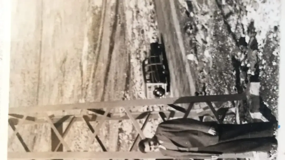 עובדי חברת החשמל מעמידים את העמוד הראשון בתחנת הכח בטבריה עובדי חברת החשמל מעמידים את העמוד הראשון בתחנת הכח בטבריה
