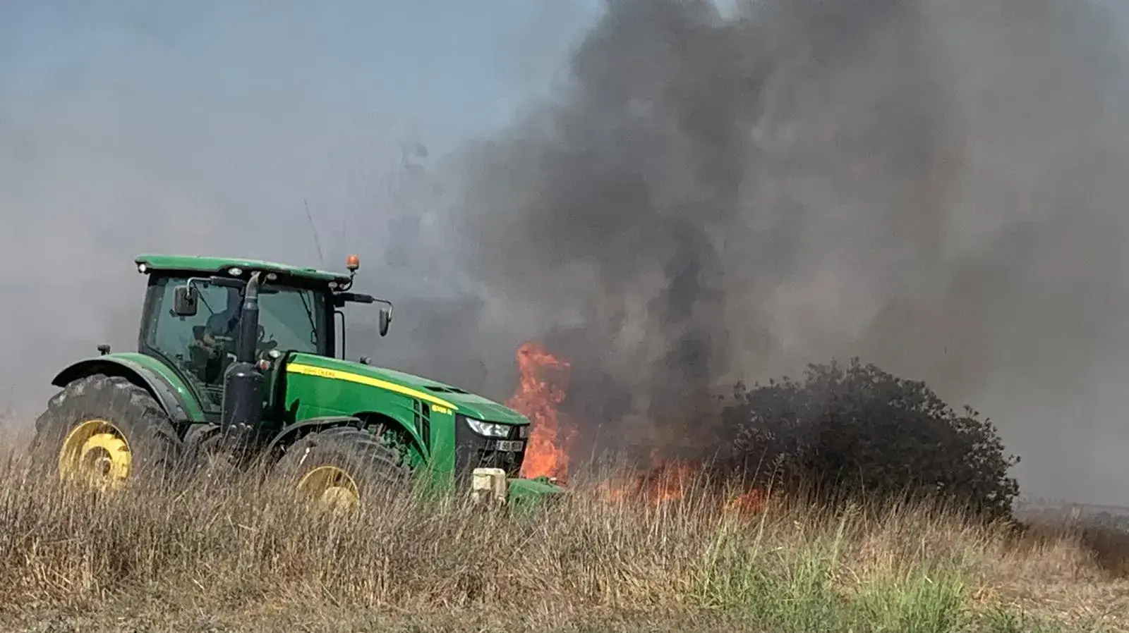 שריפה עקב בלון תבערה שנחת בתוך קיבוץ מפלסים 27 ביוני 2019 שריפה עקב בלון תבערה שנחת בתוך קיבוץ מפלסים 27 ביוני 2019