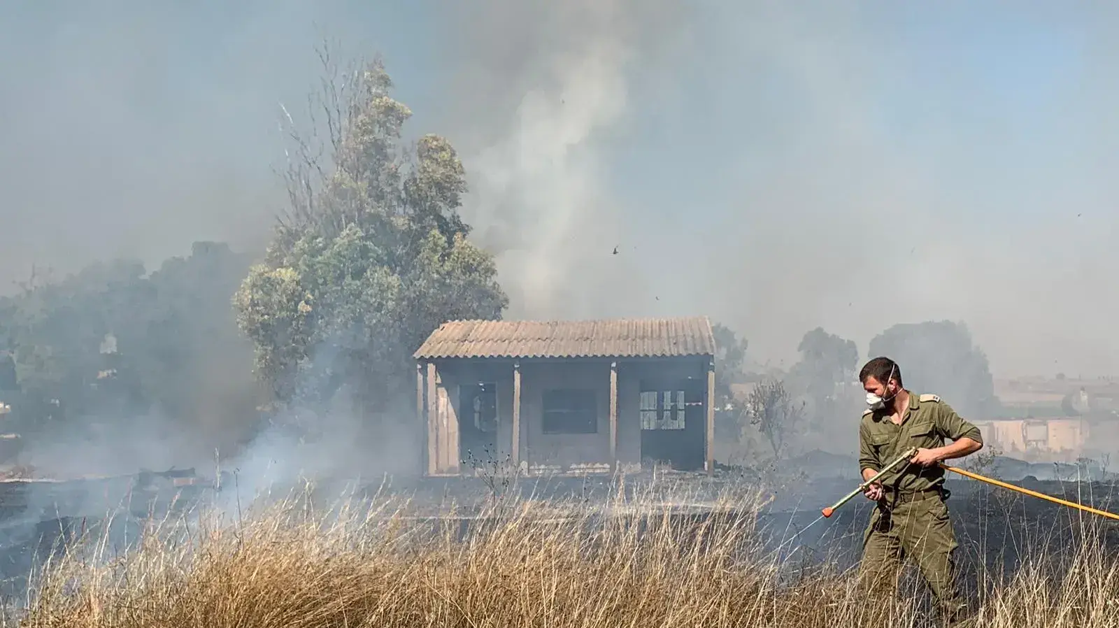 שריפה עקב בלון תבערה שנחת בתוך קיבוץ מפלסים 27 ביוני 2019 שריפה עקב בלון תבערה שנחת בתוך קיבוץ מפלסים 27 ביוני 2019