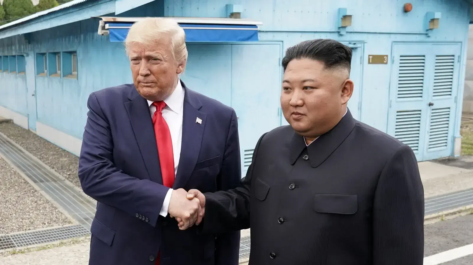 נשיא ארה"ב טראמפ ומנהיג קוריאה הצפונית קים באזור הגבול המפורז, 30 ביוני 2019 נשיא ארה"ב טראמפ ומנהיג קוריאה הצפונית קים באזור הגבול המפורז, 30 ביוני 2019