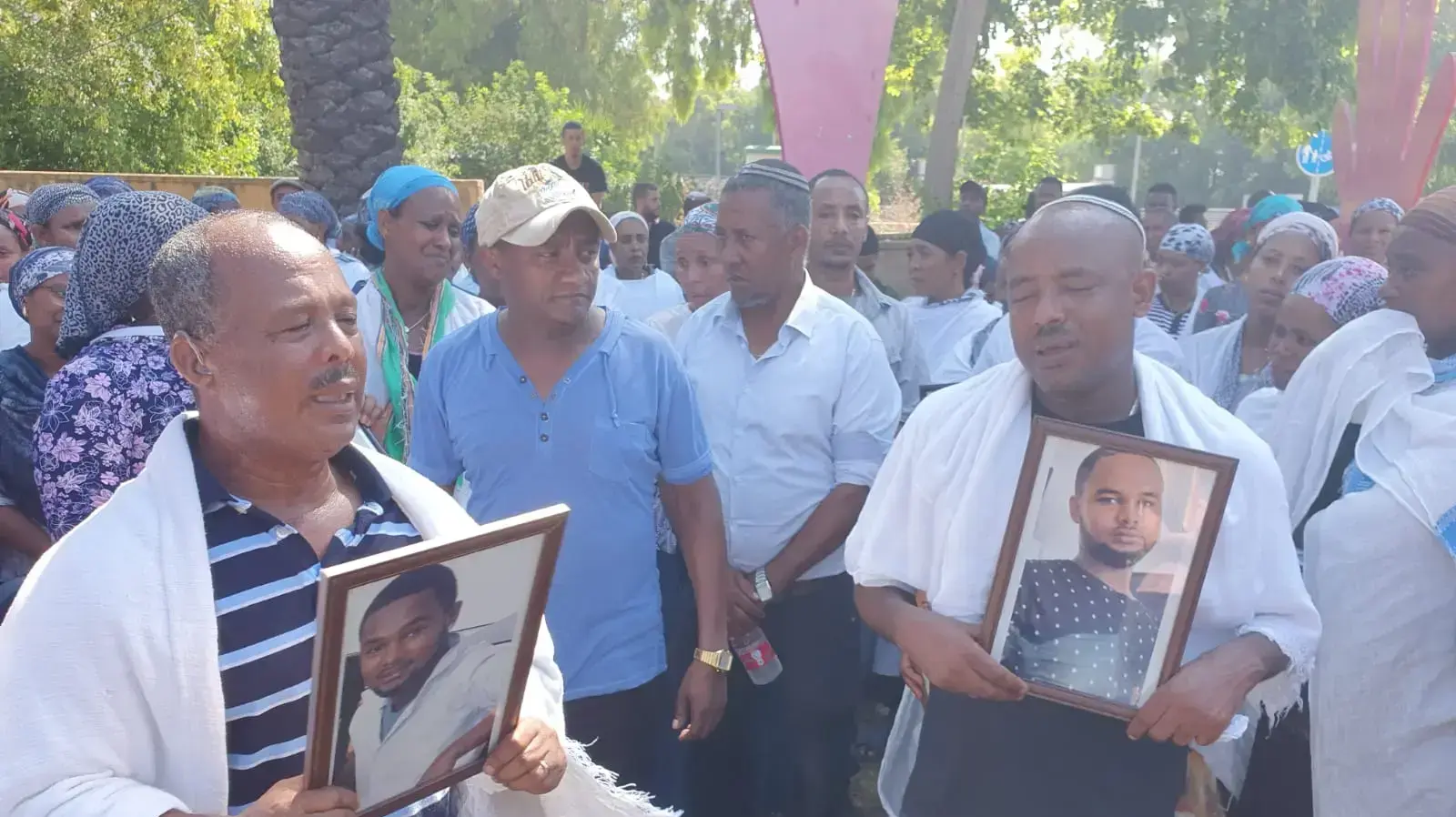 אביו של סלומון טקה וורקנך בהפגנה אחרי הירי בו בקריית חיים ב-1 ביולי 2019 אביו של סלומון טקה וורקנך בהפגנה אחרי הירי בו בקריית חיים ב-1 ביולי 2019