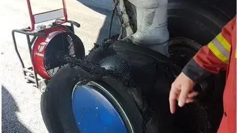 צמיג המטוס הלקוי במטוס הנוסעים שגרם לנחיתת החירם בנתב"ג 1 ביוני 2019 צמיג המטוס הלקוי במטוס הנוסעים שגרם לנחיתת החירם בנתב"ג 1 ביוני 2019