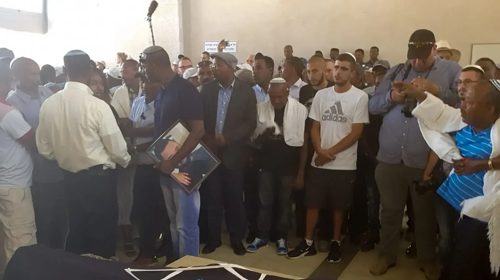 הלוויית סולומון טקה בבית עלמין תל רגב
הלוויית סולומון טקה בבית עלמין תל רגב