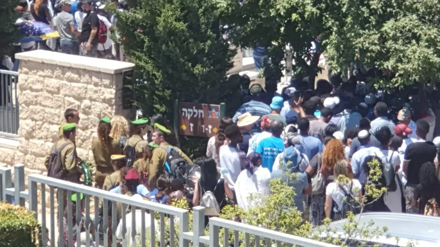 הלוויית סולומון טקה בבית עלמין תל רגב
הלוויית סולומון טקה בבית עלמין תל רגב