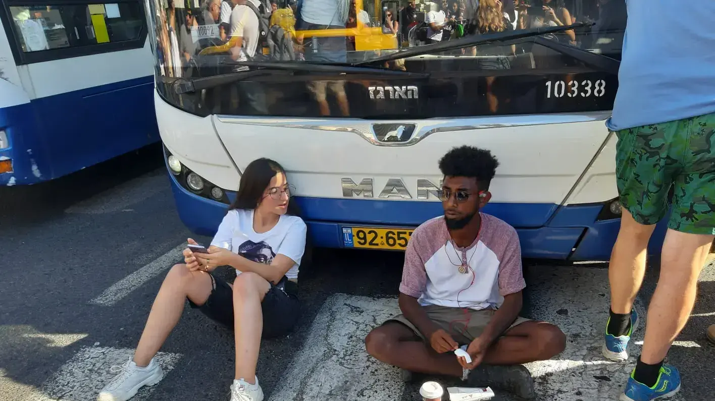 מחאת בני העדה האתיופית על רקע הריגתו של סולומון טקה, צומת עזריאלי, תל אביב 2 ביוני 2019 מחאת בני העדה האתיופית על רקע הריגתו של סולומון טקה, צומת עזריאלי, תל אביב 2 ביוני 2019