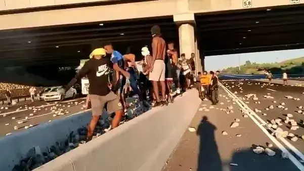 מפגינים אתיופים משליכים אבנים על רקע הריגתו של סולומון טקה בקריית אתא 2 ביוני 2019 מפגינים אתיופים משליכים אבנים על רקע הריגתו של סולומון טקה בקריית אתא 2 ביוני 2019