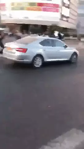גיף מפגין קופץ על רכב באזור צומת עזריאלי בתל אביב, הפגנת יוצאי העדה האתיופית, 7 פברואר 2019