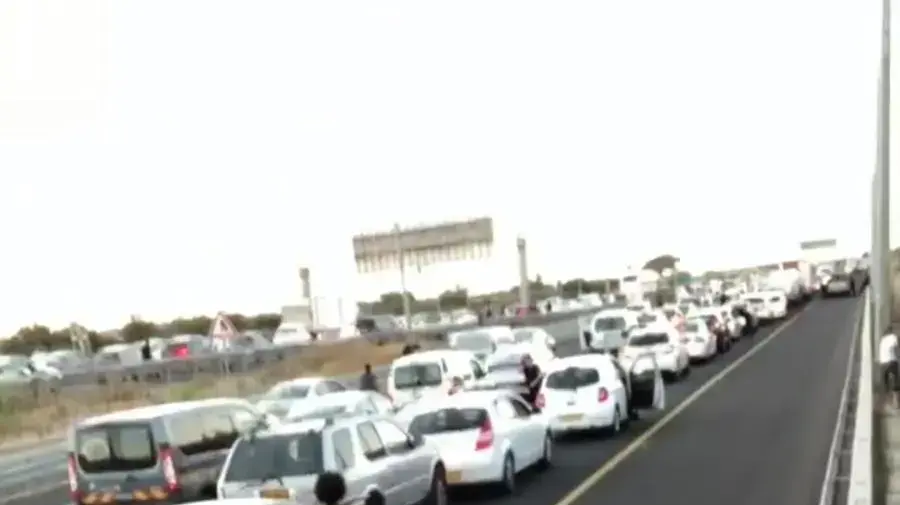 מתוך סטורי באינסטגרם של אסף אמדורסקי בו הוא מעדכן כי נתקע בדרך להופעה בגלל חסימת כבישים שנגרמה במחאת יוצאי אתיופיה מתוך סטורי באינסטגרם של אסף אמדורסקי בו הוא מעדכן כי נתקע בדרך להופעה בגלל חסימת כבישים שנגרמה במחאת יוצאי אתיופיה