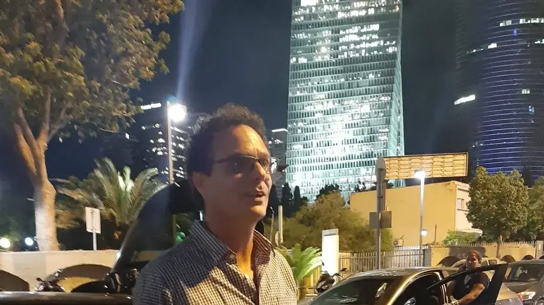 יואב במהלך מחאת בני העדה האתיופית על רקע הריגתו של סולומון טקה, צומת עזריאלי, תל אביב 2 ביוני 2019 יואב במהלך מחאת בני העדה האתיופית על רקע הריגתו של סולומון טקה, צומת עזריאלי, תל אביב 2 ביוני 2019