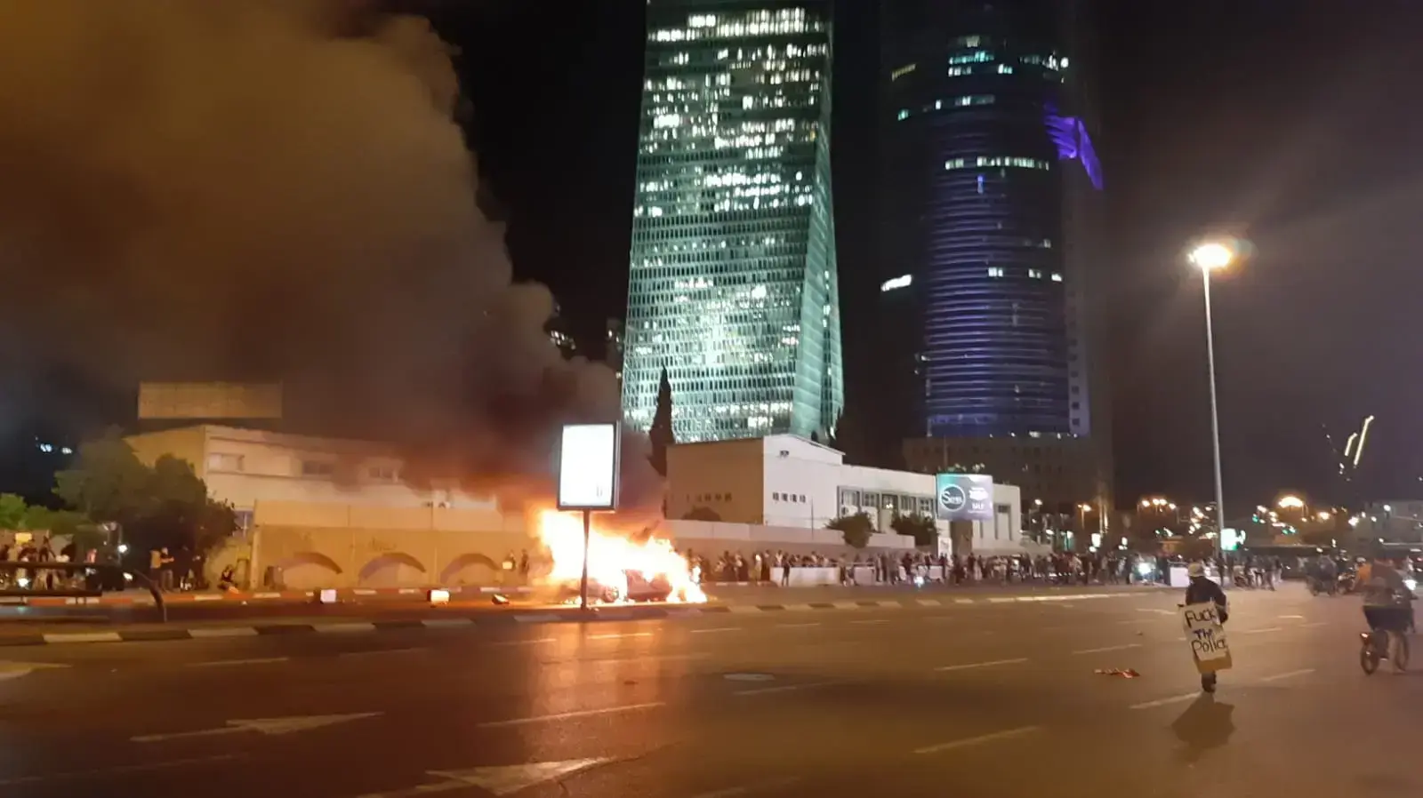 שריפת הרכב הניזוק בצומת עזריאלי, מחאת האתיופים, 2 ביולי 2019 שריפת הרכב הניזוק בצומת עזריאלי, מחאת האתיופים, 2 ביולי 2019