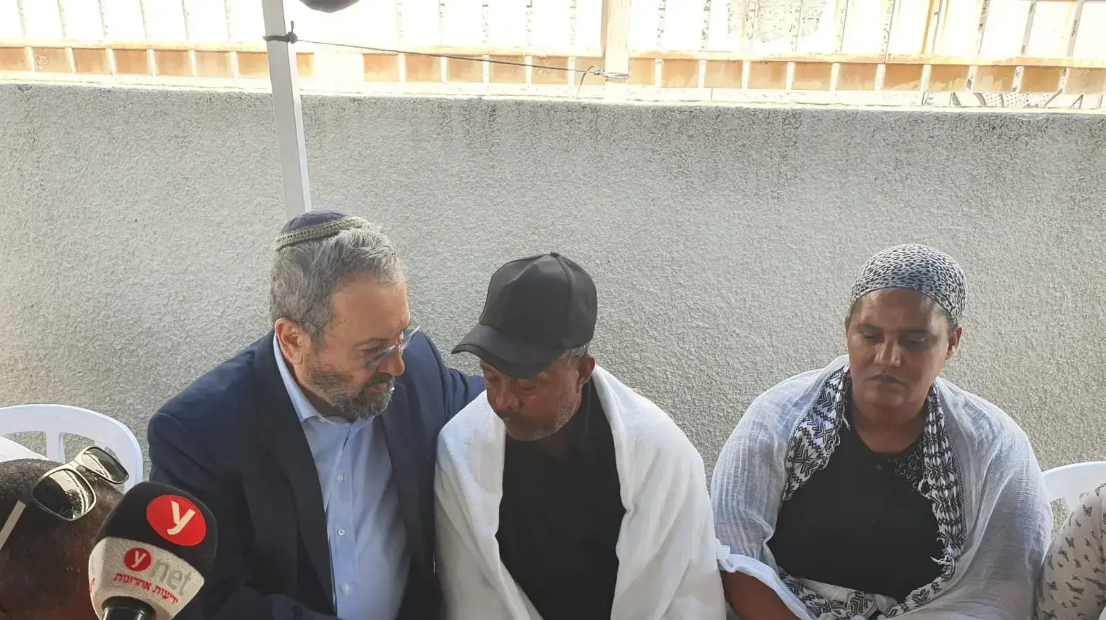 אהוד ברק בבית משפחתו של סלומון טקה בקריית חיים ב-3 ביולי 2019 אהוד ברק בבית משפחתו של סלומון טקה בקריית חיים ב-3 ביולי 2019