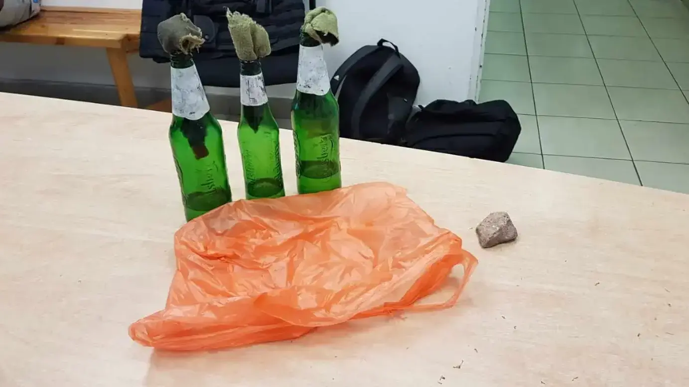 בקבוקי תבערה שנתפסו ברשות מפגינים במחאת יוצאי אתיופיה בראשון לציון, 3 ביולי 2019 בקבוקי תבערה שנתפסו ברשות מפגינים במחאת יוצאי אתיופיה בראשון לציון, 3 ביולי 2019