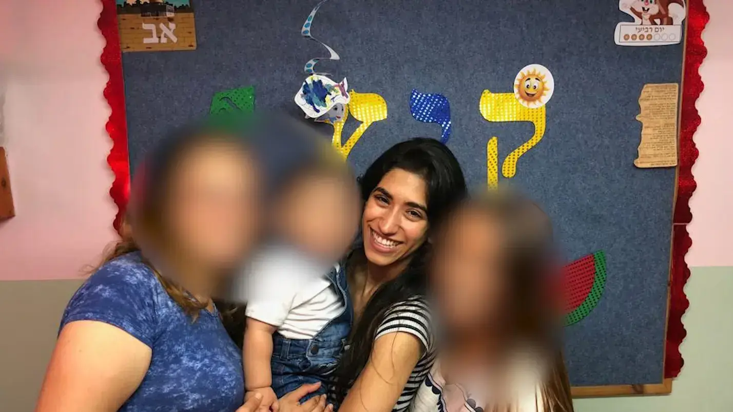המטפלת כרמל מעודה שעל פי החשד התעללה בפעוטות בפעוטון בראש העין על ידי מטפלת בת 25, 5.7.2019 המטפלת כרמל מעודה שעל פי החשד התעללה בפעוטות בפעוטון בראש העין על ידי מטפלת בת 25, 5.7.2019
