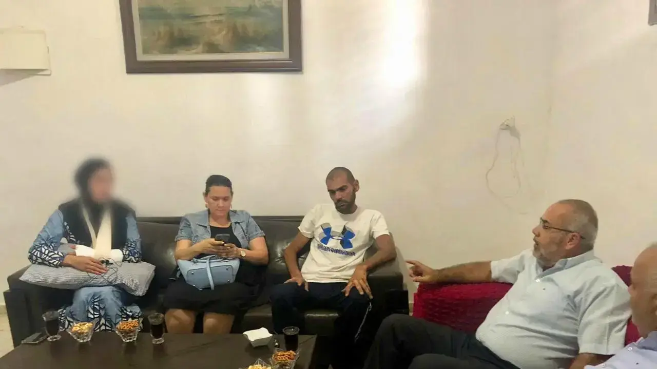 דועאא שנעצרה על ידי לוד וטוענת ששברה את היד דועאא שנעצרה על ידי לוד וטוענת ששברה את היד