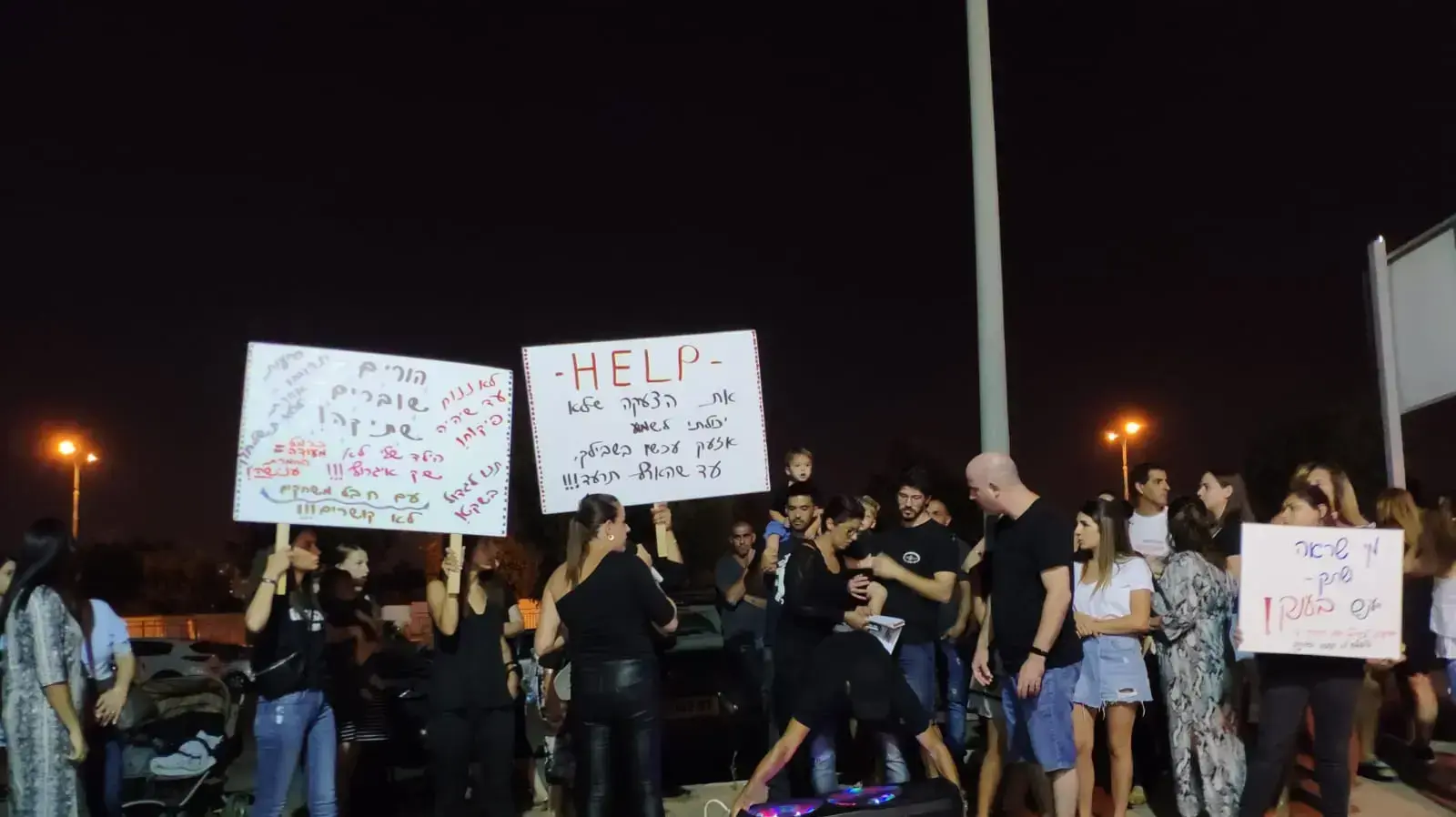 הפגנת ההורים במחאה על הגננת שהכתה ילדים בגן בראש העין, כלא נווה תרצה, 6 יולי 2019 הפגנת ההורים במחאה על הגננת שהכתה ילדים בגן בראש העין, כלא נווה תרצה, 6 יולי 2019