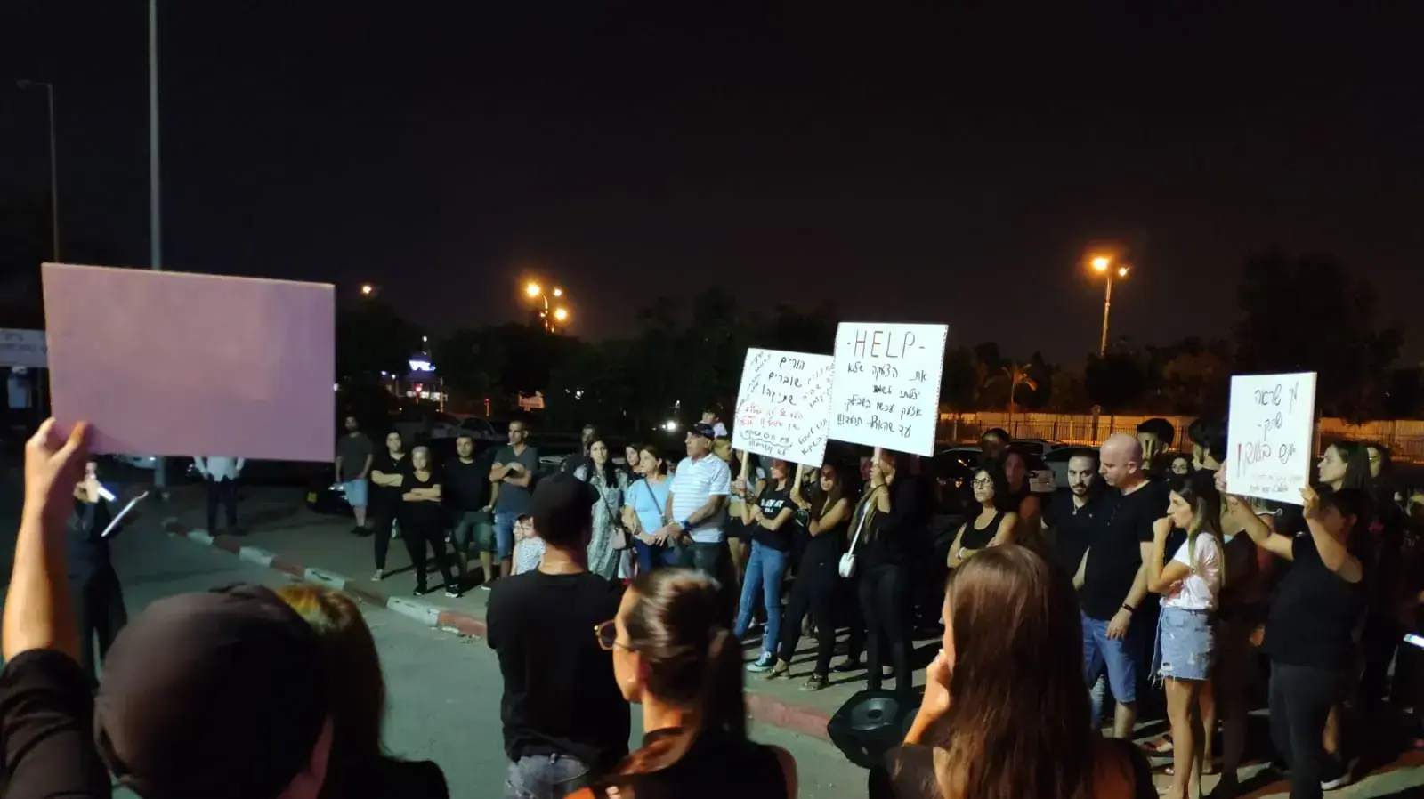 הפגנת ההורים במחאה על הגננת שהכתה ילדים בגן בראש העין, כרמל מעודה, כלא נווה תרצה, 6 יולי 2019 הפגנת ההורים במחאה על הגננת שהכתה ילדים בגן בראש העין, כרמל מעודה, כלא נווה תרצה, 6 יולי 2019
