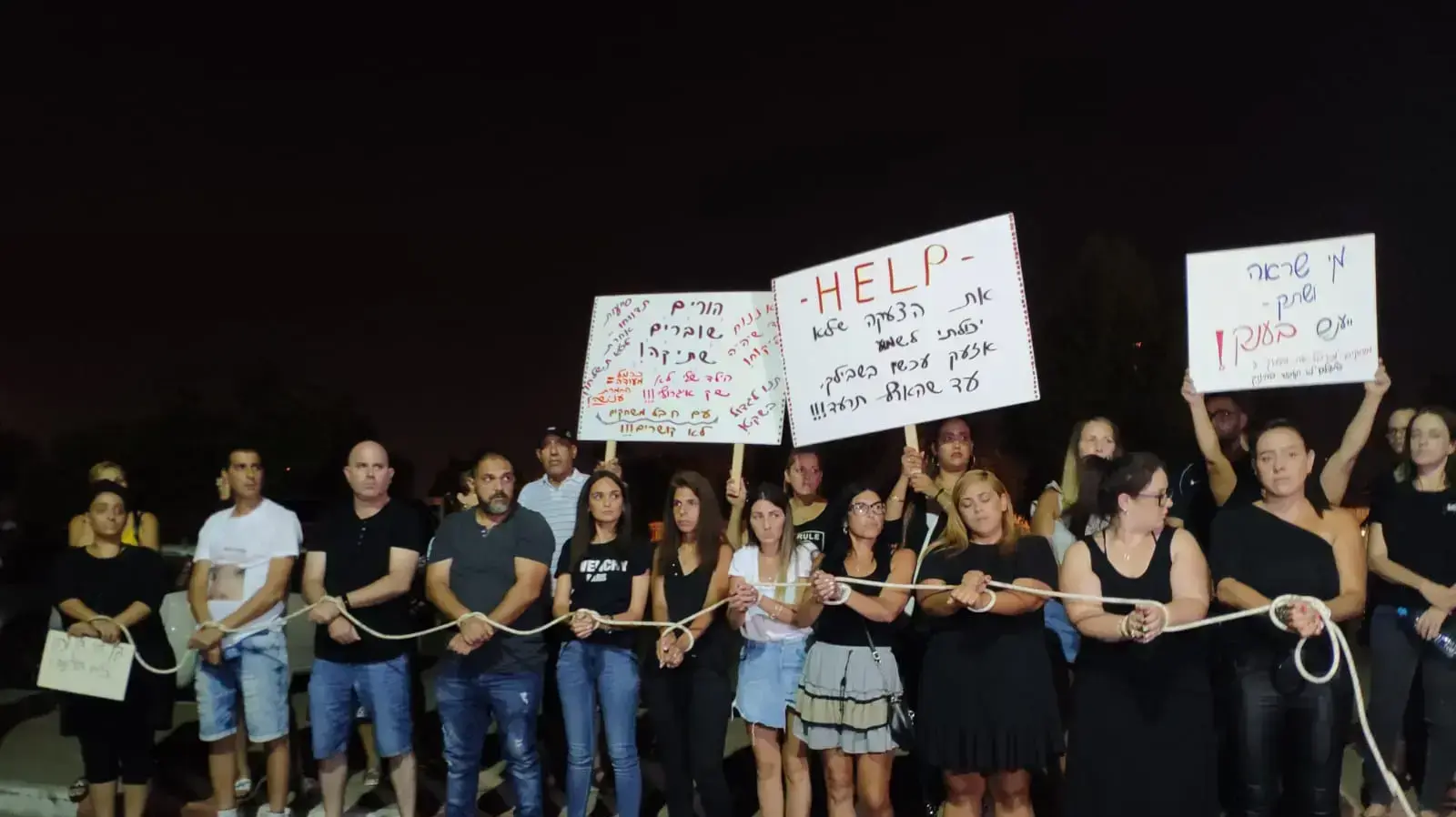 הפגנת ההורים במחאה על הגננת שהכתה ילדים בגן בראש העין, כרמל מעודה, כלא נווה תרצה, 6 יולי 2019 הפגנת ההורים במחאה על הגננת שהכתה ילדים בגן בראש העין, כרמל מעודה, כלא נווה תרצה, 6 יולי 2019