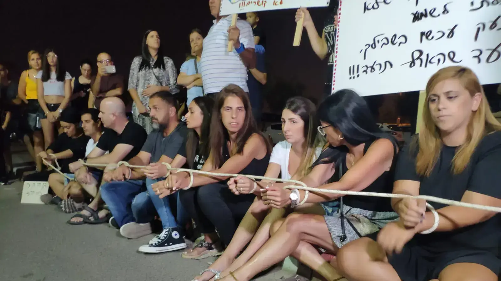 הפגנת ההורים במחאה על הגננת שהכתה ילדים בגן בראש העין, כרמל מעודה, כלא נווה תרצה, 6 יולי 2019 הפגנת ההורים במחאה על הגננת שהכתה ילדים בגן בראש העין, כרמל מעודה, כלא נווה תרצה, 6 יולי 2019