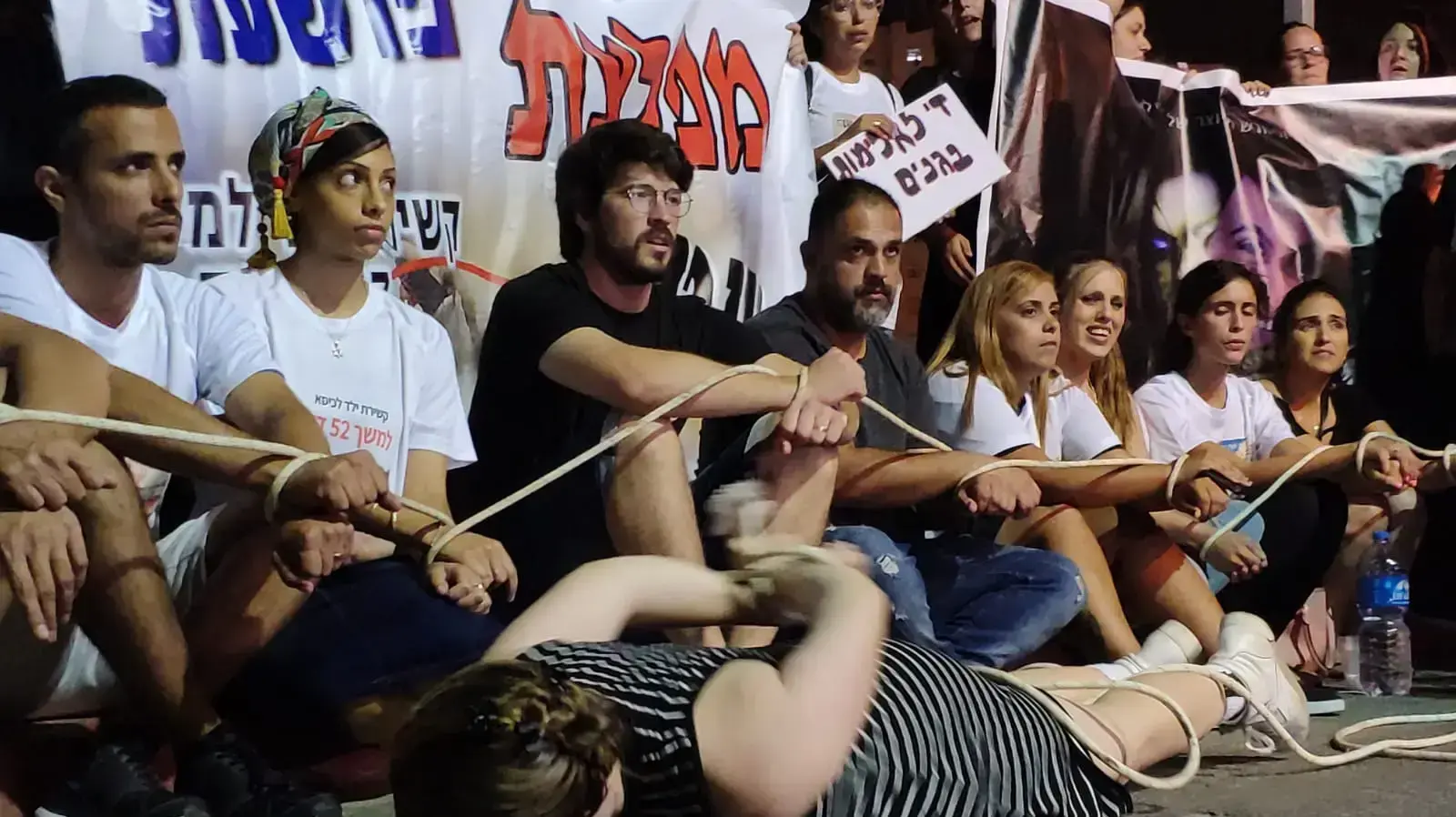 הפגנת ההורים במחאה על הגננת שהכתה ילדים בגן בראש העין, כרמל מעודה, כלא נווה תרצה, 6 יולי 2019 הפגנת ההורים במחאה על הגננת שהכתה ילדים בגן בראש העין, כרמל מעודה, כלא נווה תרצה, 6 יולי 2019