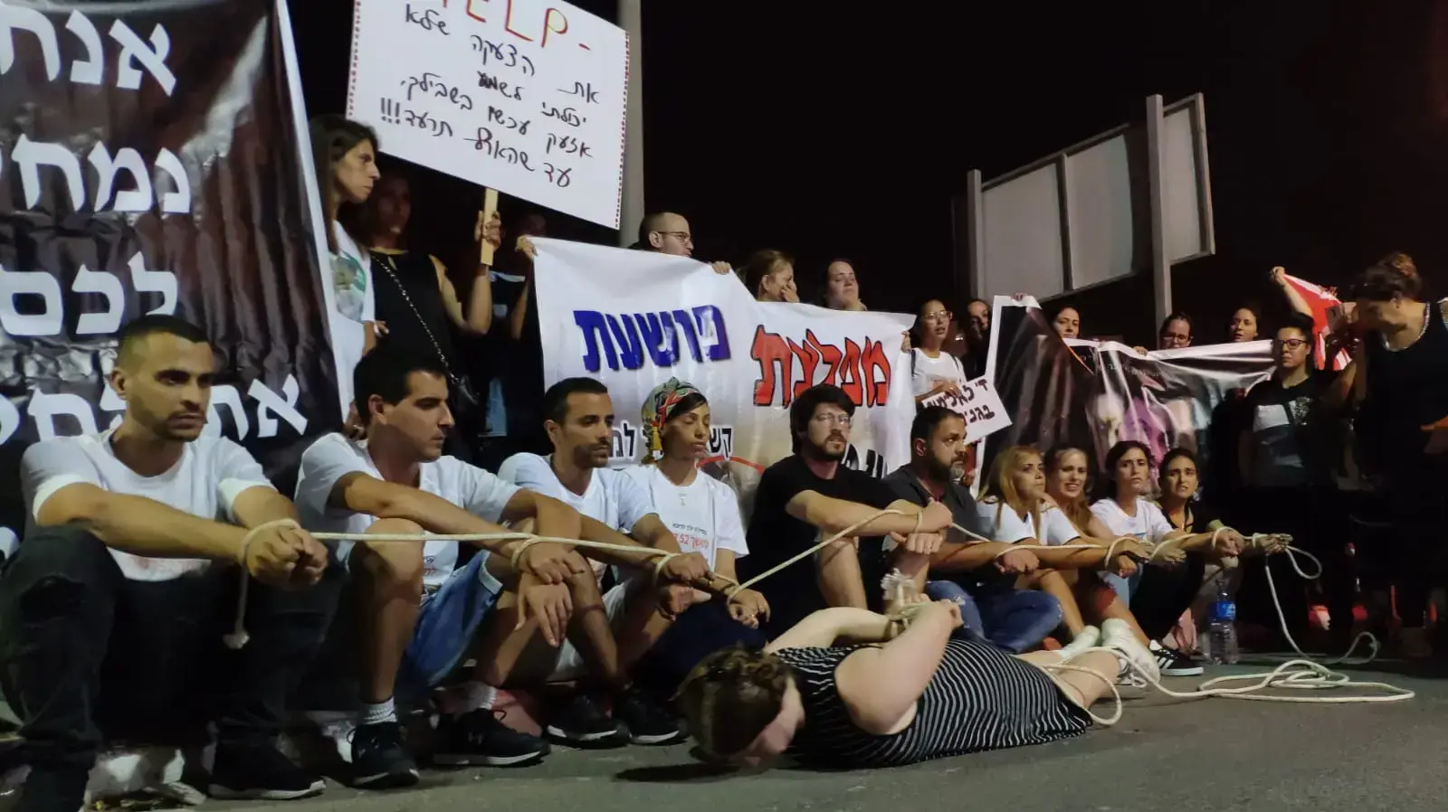 הפגנת ההורים במחאה על הגננת שהכתה ילדים בגן בראש העין, כרמל מעודה, כלא נווה תרצה, 6 יולי 2019 הפגנת ההורים במחאה על הגננת שהכתה ילדים בגן בראש העין, כרמל מעודה, כלא נווה תרצה, 6 יולי 2019