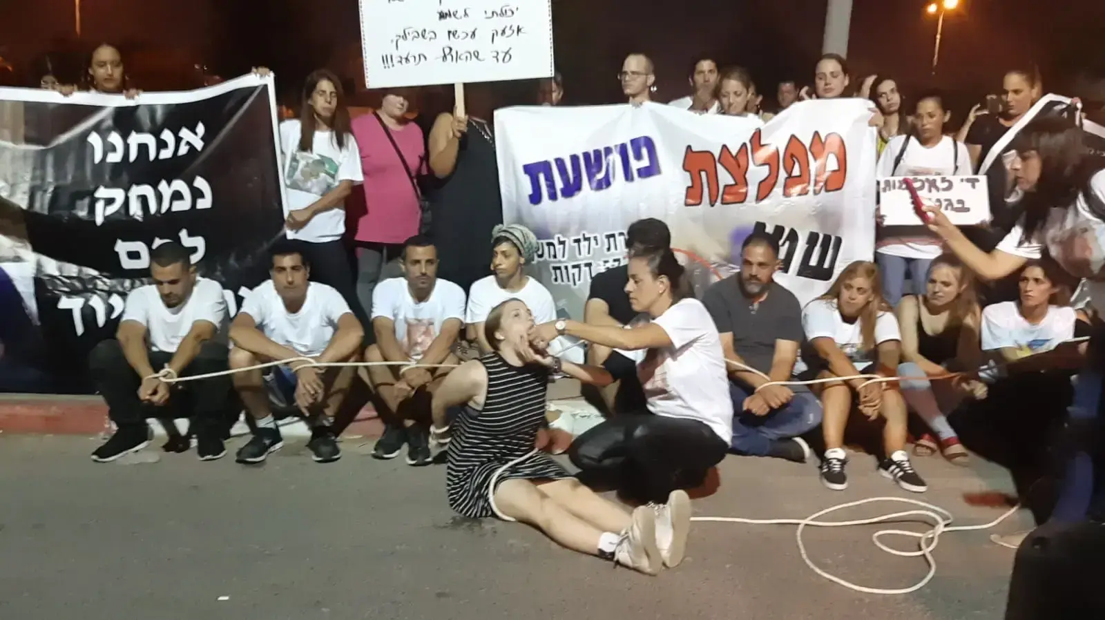 הפגנת ההורים במחאה על הגננת שהכתה ילדים בגן בראש העין, כרמל מעודה, כלא נווה תרצה, 6 יולי 2019 הפגנת ההורים במחאה על הגננת שהכתה ילדים בגן בראש העין, כרמל מעודה, כלא נווה תרצה, 6 יולי 2019
