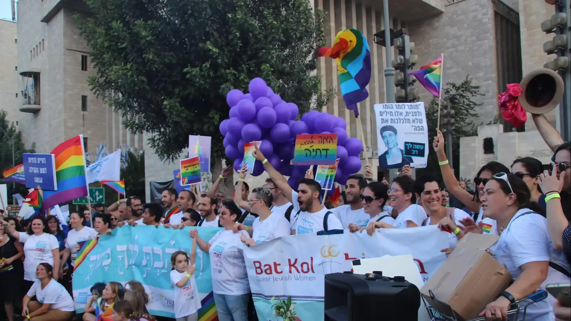 בת קול במצעד הגאווה. בת קול במצעד הגאווה.