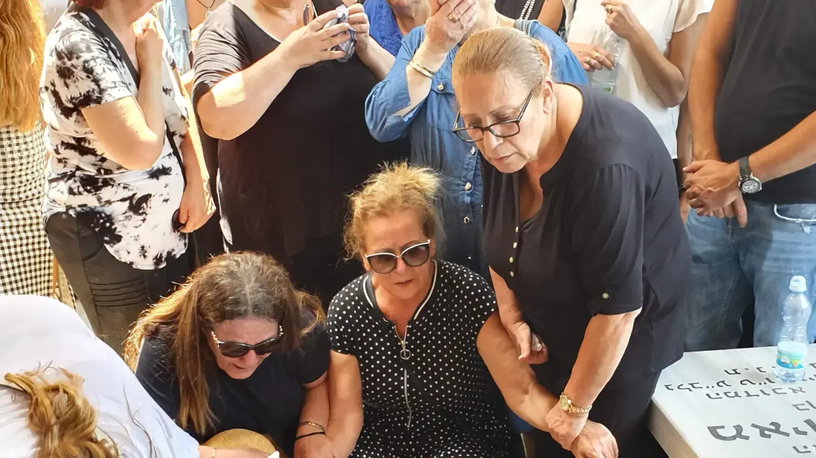 אמו של הדי ג'יי רונן דהן שנרצח בפסטיבל מוזיקה במקסיקו בהלוויתו בחיפה ב-7 ביולי 2019 אמו של הדי ג'יי רונן דהן שנרצח בפסטיבל מוזיקה במקסיקו בהלוויתו בחיפה ב-7 ביולי 2019