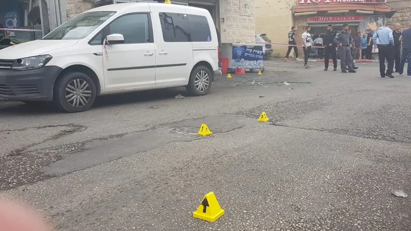 ירי שבוצע מקטנוע חולף לעבר בית עסק בנצרת, יולי 2019 ירי שבוצע מקטנוע חולף לעבר בית עסק בנצרת, יולי 2019