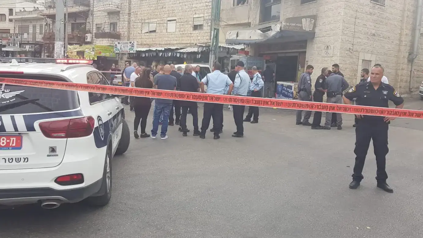 ירי שבוצע מקטנוע חולף לעבר בית עסק בנצרת, יולי 2019 ירי שבוצע מקטנוע חולף לעבר בית עסק בנצרת, יולי 2019