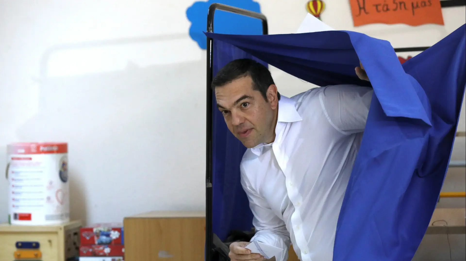 ראש ממשלת יוון אלקסיס ציפרס מצביע בבחירות באתונה יוון, 7 ביולי 2019. ראש ממשלת יוון אלקסיס ציפרס מצביע בבחירות באתונה יוון, 7 ביולי 2019.