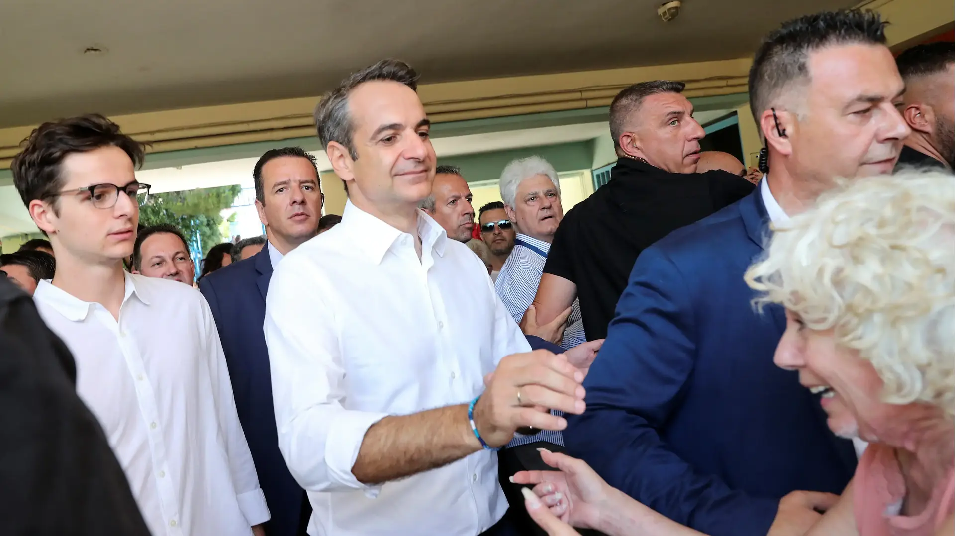 קיריאקוס מיטסוטקיס מצביע בבחירות באתונה יוון, 7 ביולי 2019. קיריאקוס מיטסוטקיס מצביע בבחירות באתונה יוון, 7 ביולי 2019.