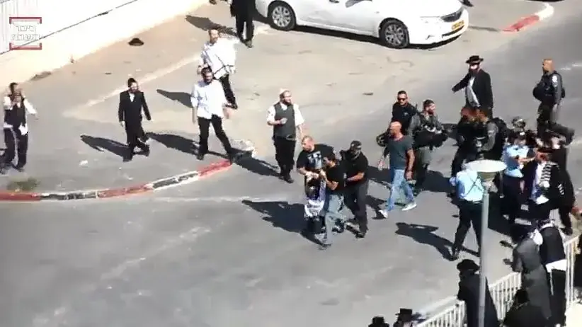 תיעוד - מספר שוטרים היכו והפילו את מרדכי יהושע קרויזר, חרדי שהשתתף בהפגנה נגד פינוי מבנה בית כנסת לא חוקי בבית שמש תיעוד - מספר שוטרים היכו והפילו את מרדכי יהושע קרויזר, חרדי שהשתתף בהפגנה נגד פינוי מבנה בית כנסת לא חוקי בבית שמש