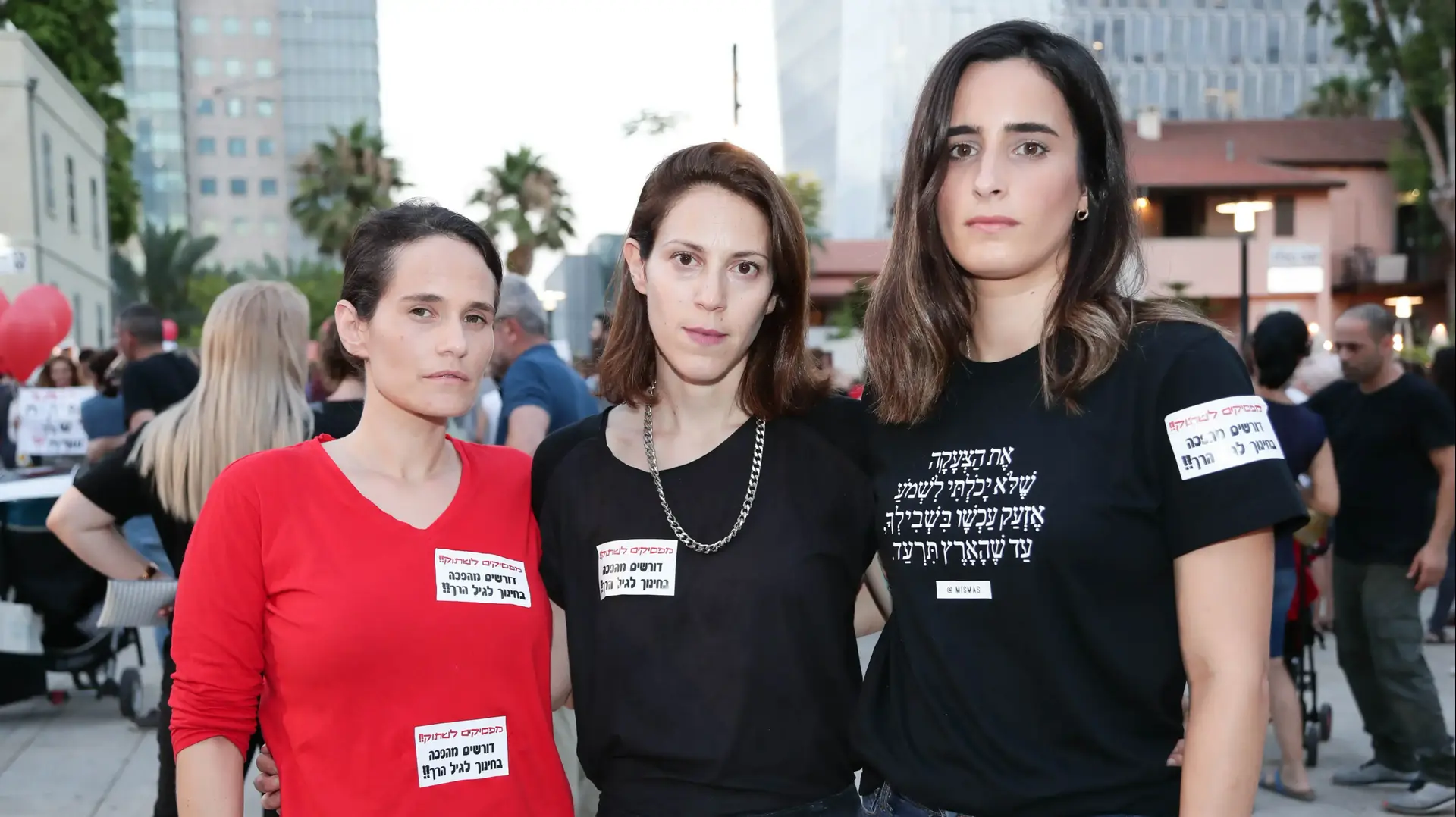 בתאל רוגוב (ימנית) רוני שניר (באדום) גלי אבני אורנשטיין (אמצעית) במהלך מחאת ההורים בשרונה, תל אביב 7 ביוני 2019
בתאל רוגוב (ימנית) רוני שניר (באדום) גלי אבני אורנשטיין (אמצעית) במהלך מחאת ההורים בשרונה, תל אביב 7 ביוני 2019
