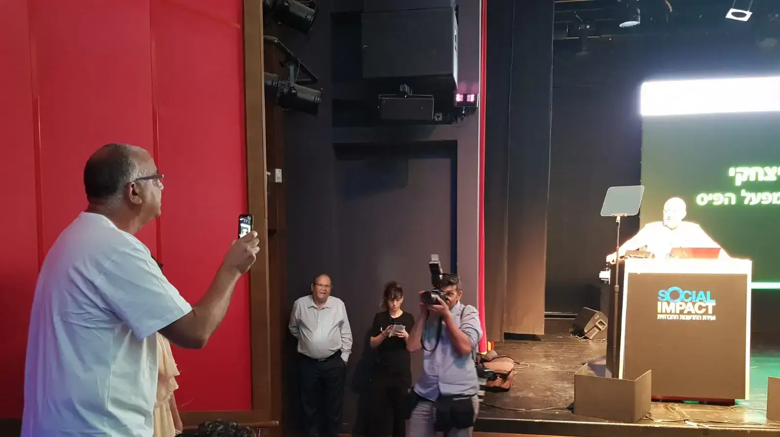 הבמאי והמפיק לירן עצמור מפריע בתחילת נאומו של אביגדור יצחקי בועידת דה מרקר, יו"ר דירקטוריון מפעל הפיס, כמחאה על פרשת "לאה צמל" הבמאי והמפיק לירן עצמור מפריע בתחילת נאומו של אביגדור יצחקי בועידת דה מרקר, יו"ר דירקטוריון מפעל הפיס, כמחאה על פרשת "לאה צמל"