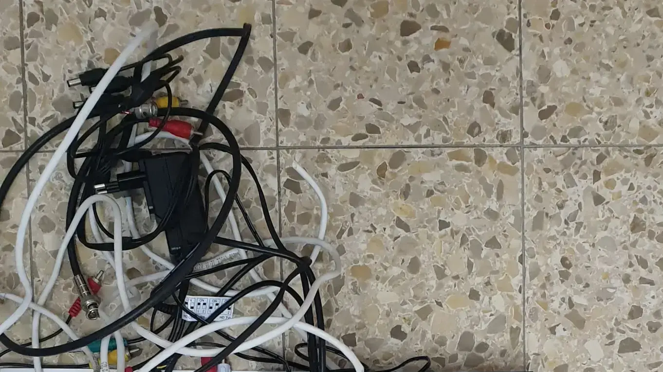 מכשיר האזנה הוטמן בממיר טלוויזיה מכשיר האזנה הוטמן בממיר טלוויזיה