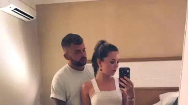 זוג שלח תמונה תמימה מהנופש להורים ואלו שמו לב למשהו מאוד מביך שמופיע בה זוג שלח תמונה תמימה מהנופש להורים ואלו שמו לב למשהו מאוד מביך שמופיע בה