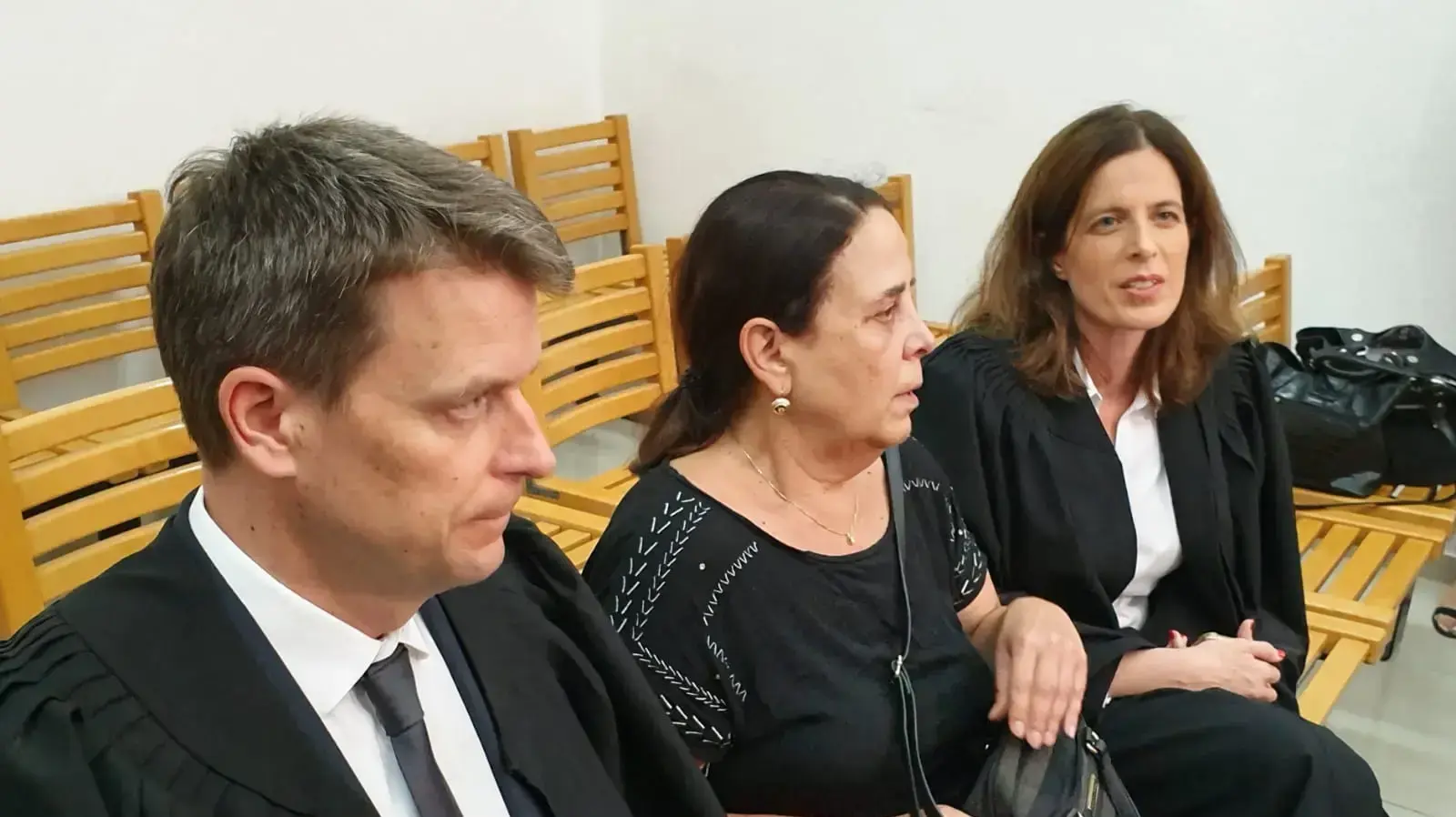 עורכי הדין דוד פורר ולימור לוי לצד אחותו של אורון ירדן - ליאורה עורכי הדין דוד פורר ולימור לוי לצד אחותו של אורון ירדן - ליאורה