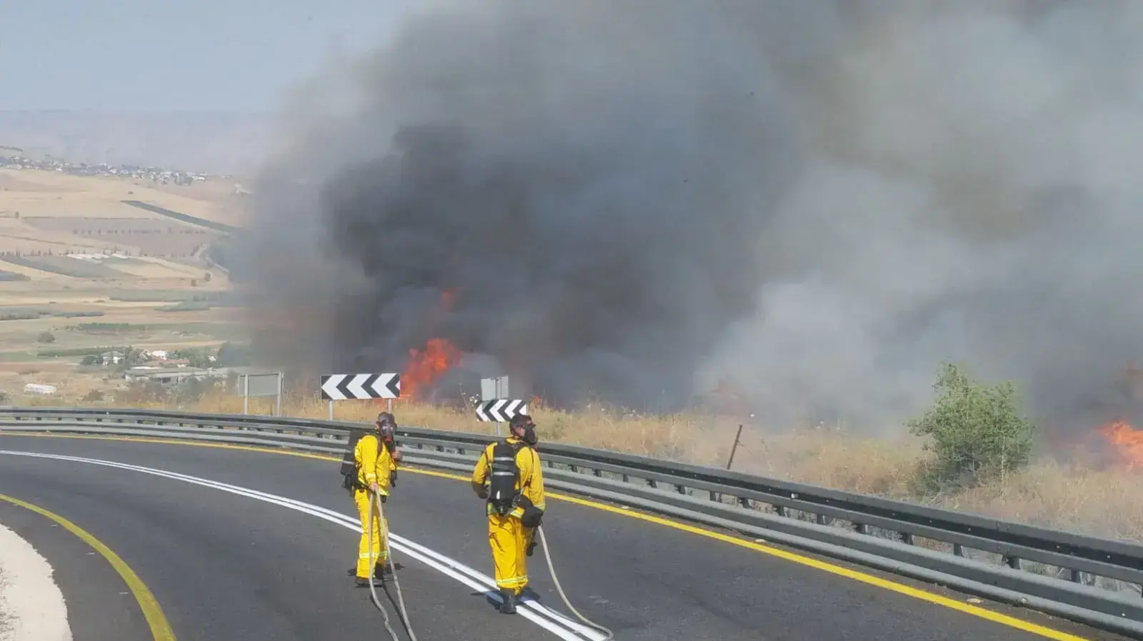 שריפת קוצים גדולה בין שרונה ליבניאל 4 צוותים בפיקוד מפקד המשמרת רף רשף איציק בן חמו הצוותים פועלים בשתי גזרות עבודה לעצירת התפשטות השריפה, למקום הוזנקו רביעיית מטוסים מטייסת הכבאות "אלעד" לסייע ללוחמי האש שריפת קוצים גדולה בין שרונה ליבניאל 4 צוותים בפיקוד מפקד המשמרת רף רשף איציק בן חמו הצוותים פועלים בשתי גזרות עבודה לעצירת התפשטות השריפה, למקום הוזנקו רביעיית מטוסים מטייסת הכבאות "אלעד" לסייע ללוחמי האש