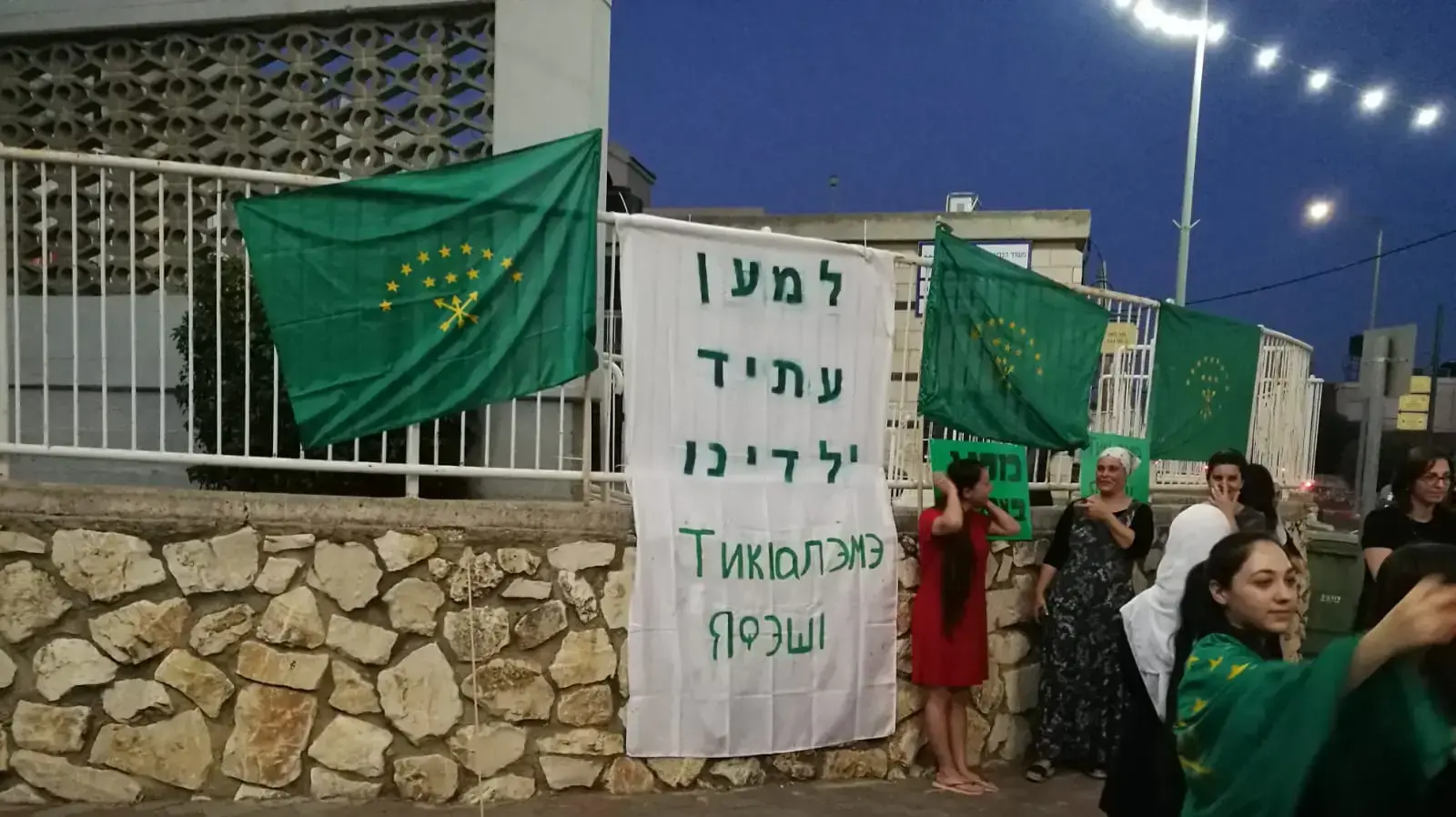 מאות תושבי כפר כמא מפגינים ברוח המקום נגד המרכז על הקרקע בו זכתה משפחה שלא מהעדה. 10 ביולי 2019 מאות תושבי כפר כמא מפגינים ברוח המקום נגד המרכז על הקרקע בו זכתה משפחה שלא מהעדה. 10 ביולי 2019