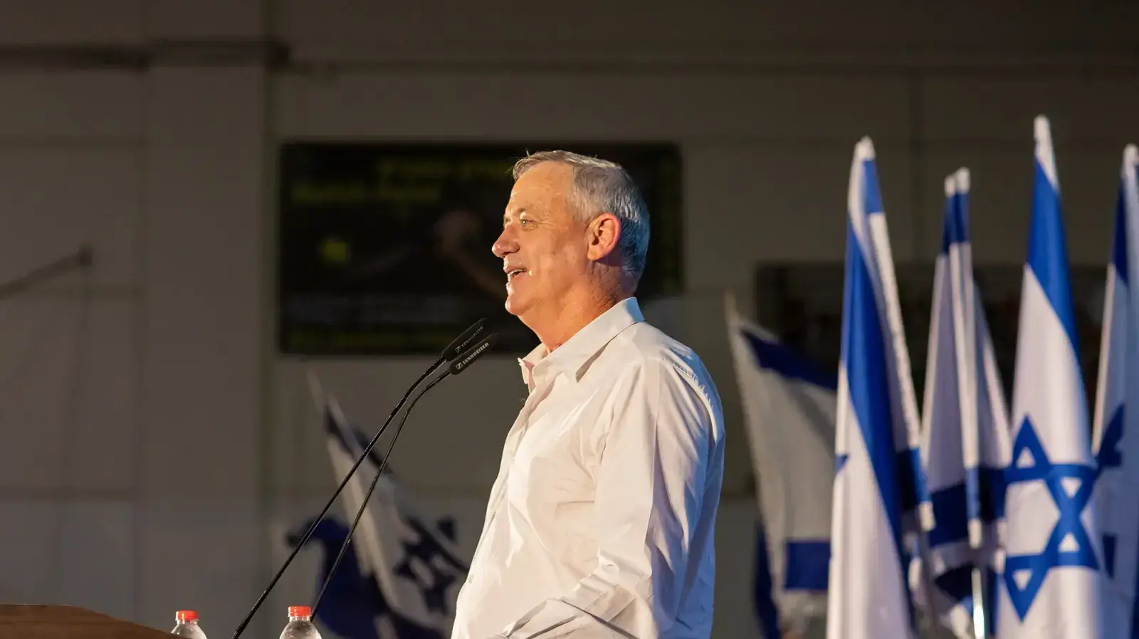 יור כחול לבן בני גנץ בכנס בהוד השרון יור כחול לבן בני גנץ בכנס בהוד השרון