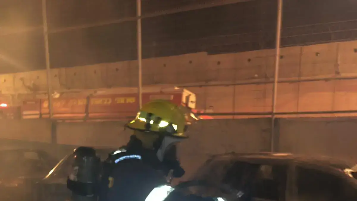 רכבים הוצתו ככל הנראה מבקבוקי תבערה מבסיס ליד עטרות בירושלים רכבים הוצתו ככל הנראה מבקבוקי תבערה מבסיס ליד עטרות בירושלים