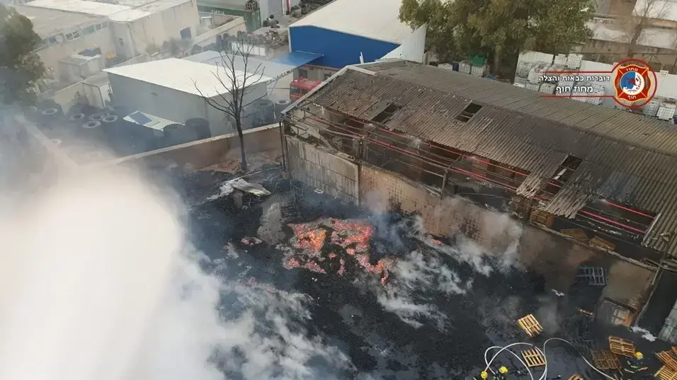 שריפה בחצר מפעל במפרץ חיפה שריפה בחצר מפעל במפרץ חיפה