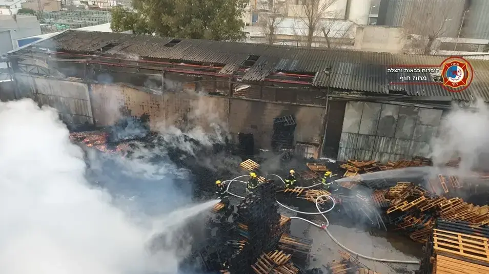 שריפה בחצר מפעל במפרץ חיפה שריפה בחצר מפעל במפרץ חיפה