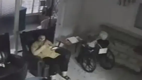 תיעוד מצלמות: מטפלת סיעודית הושיבה קשישה דמנטית בכסא גלגלים עם הפנים לקיר