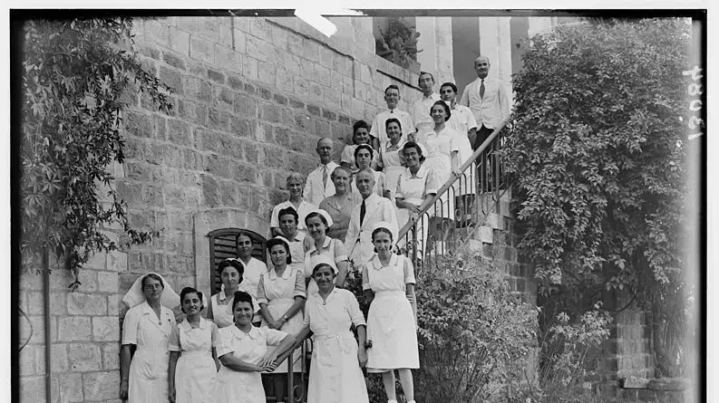 צוות האחיות ודוקטור טוראנס הבן בבית החולים 1934 צוות האחיות ודוקטור טוראנס הבן בבית החולים 1934