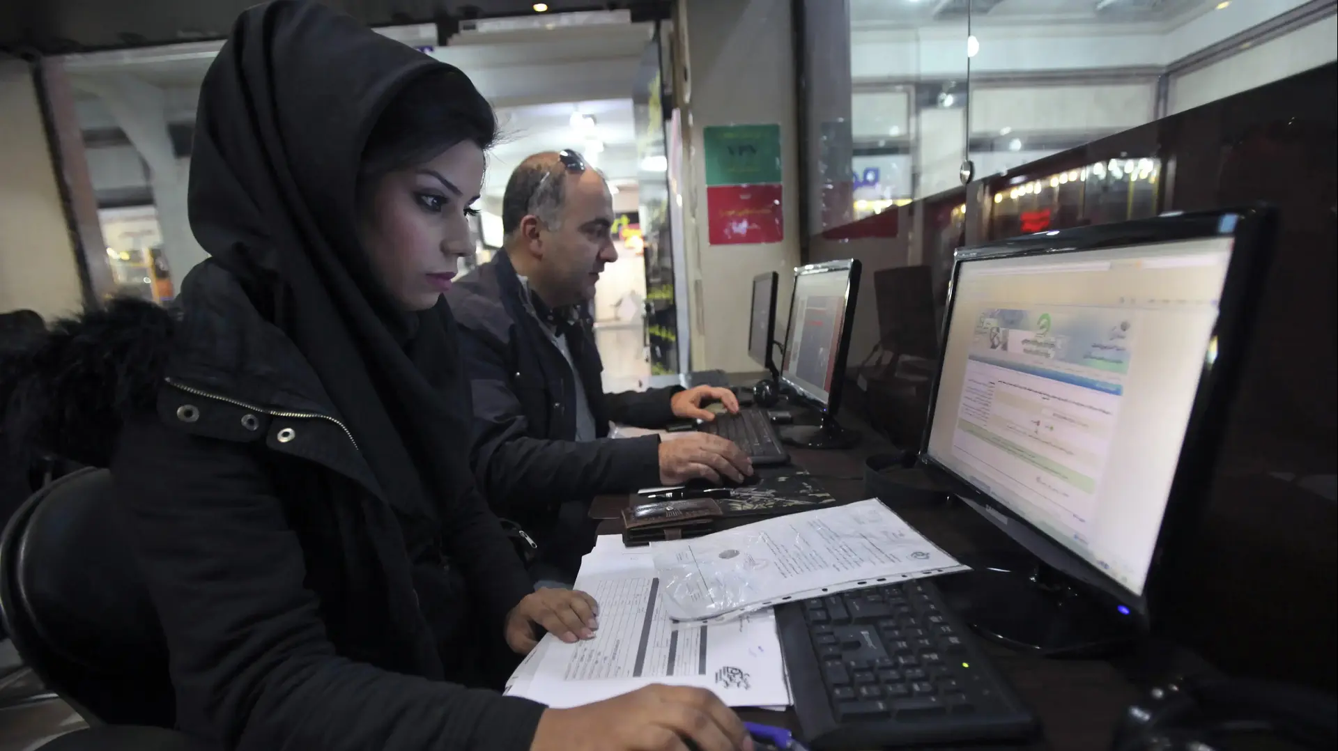 אישה איראנית גולשת באינטרנט בבית קפה בטהראן ב-6 בינואר 2013 אישה איראנית גולשת באינטרנט בבית קפה בטהראן ב-6 בינואר 2013