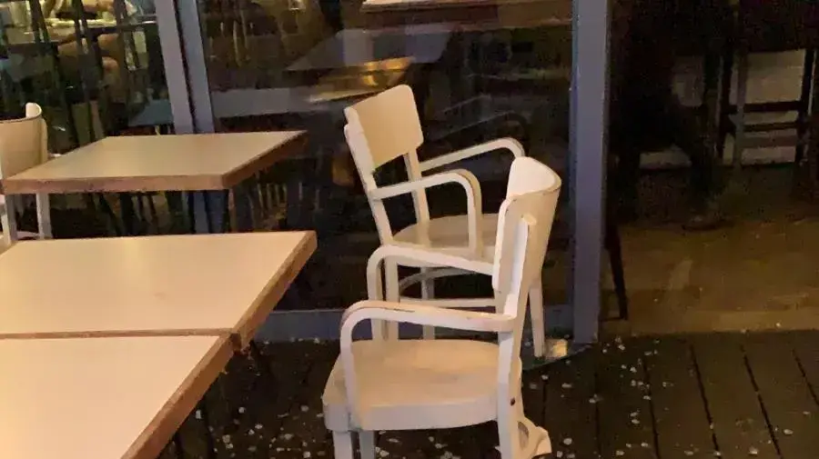 נפילת זכוכית במסעדה בתל אביב 12 ביולי 2019 נפילת זכוכית במסעדה בתל אביב 12 ביולי 2019