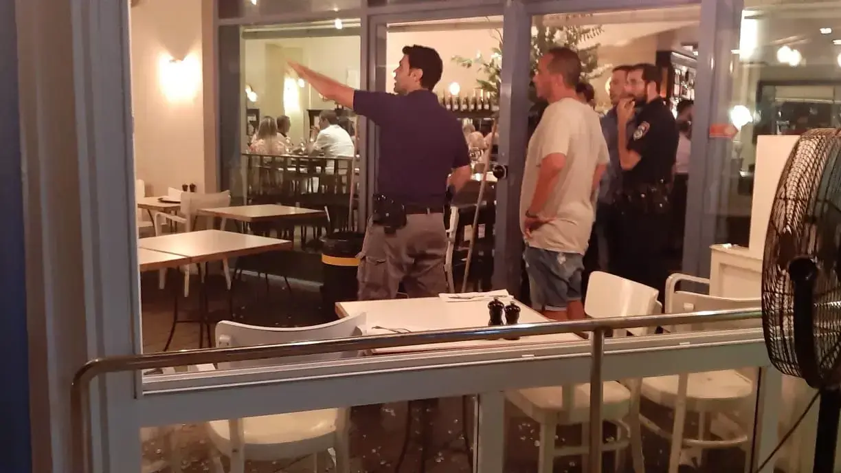 מסעדת סיטארה בתל אביב, קריסת לוח זכוכית, 12 יולי 2019 מסעדת סיטארה בתל אביב, קריסת לוח זכוכית, 12 יולי 2019