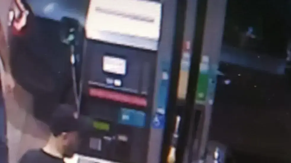 תיעוד אליעזר פיטיגו מחיפה רוכש דלק בתחנת דלק לפני הצתת קטנוע משטרתי תיעוד אליעזר פיטיגו מחיפה רוכש דלק בתחנת דלק לפני הצתת קטנוע משטרתי